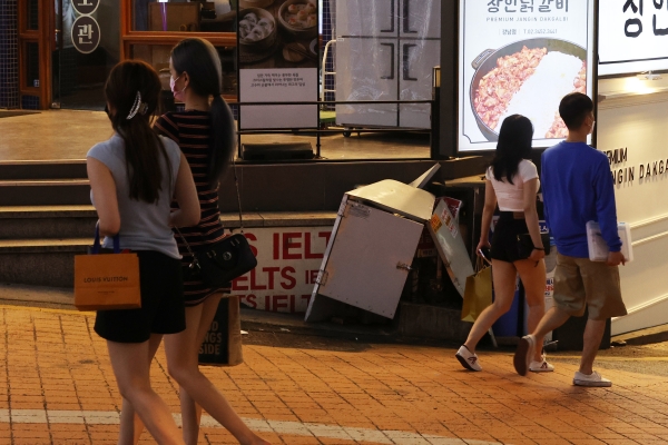 수도권 지역에 사회적 거리두기 4단계가 시작된 지난 12일 오후 서울 강남역 일대 거리에서 시민들이 2인 이하로 함께 다니고 있다. (사진 뉴스1)