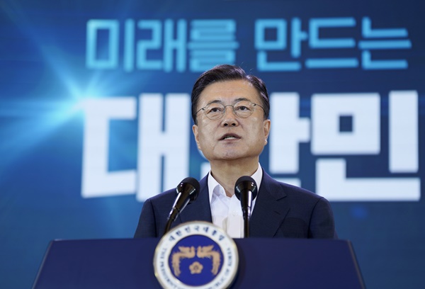 문재인 대통령이 14일 청와대에서 '한국판 뉴딜 2.0-미래를 만드는 나라 대한민국'이라는 주제로 열린 제4차 한국판 뉴딜 전략회의에서 기조연설을 하고 있다.(청와대 제공)
