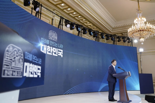 문재인 대통령이 지난 14일 청와대에서 '한국판 뉴딜 2.0-미래를 만드는 나라 대한민국'이라는 주제로 열린 제4차 한국판 뉴딜 전략회의에서 기조연설을 하고 있다.(청와대 제공)