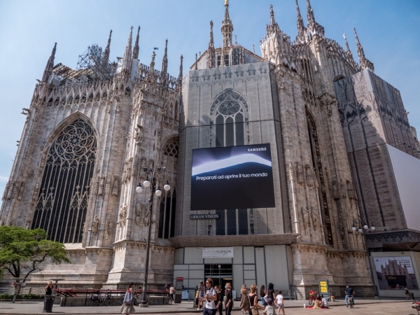 이탈리아 밀라노 두오모 광장에서 진행 중인 ‘삼성 갤럭시 언팩 2021’ 옥외광고