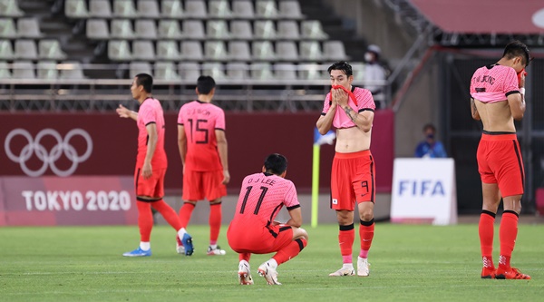 22일 오후 일본 이바라기현 가시마 스타디움에서 열린 '2020 도쿄올림픽' 남자축구 조별리그 B조 1차전 대한민국과 뉴질랜드의 경기에서 패배를 한 대한민국 선수들이 아쉬워하고 있다. 