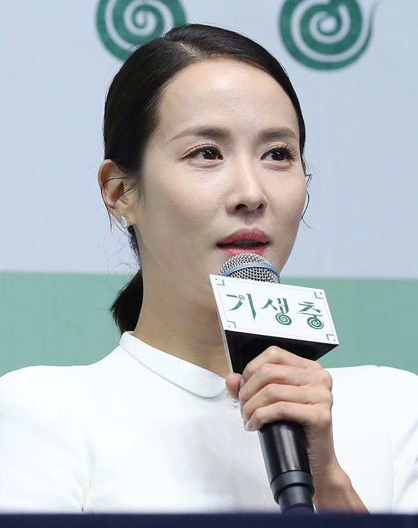 배우 조여정이 지난해 2월 서울 중구 소공로 웨스틴조선호텔에서 열린 영화 ‘기생충’ 기자회견에서 인사말을 하고 있다.