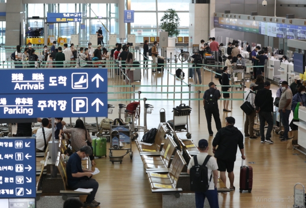 지난 8월23일 인천공항 1터미널에서 시민들이 출국 수속을 밟고 있다. 2021.8.23