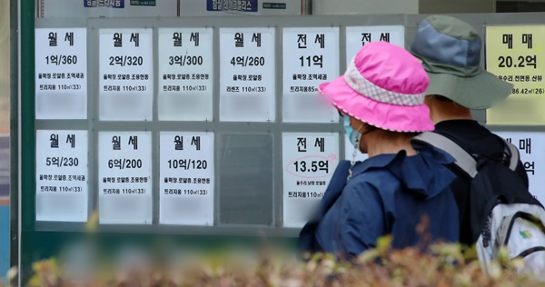 서울시내의 한 공인중개사무소에 부동산 매물이 붙어 있다.