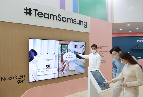 서울 코엑스에서 열린 ‘KES 2021’ 삼성전자 부스에서 관람객들이 가전 제품과 모바일 기기를 ‘스마트싱스’ 앱으로 연결해 하나의 팀처럼 유기적으로 제어하는 통합 서비스 ‘팀 삼성’을 체험해보고 있다. [삼성전자 제공]
