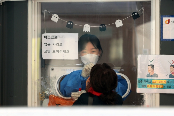 26일 오전 서울 중구 서울역광장에 마련된 신종 코로나바이러스 감염증(코로나19) 임시선별진료소에서 시민들이 검사를 받고 있다.