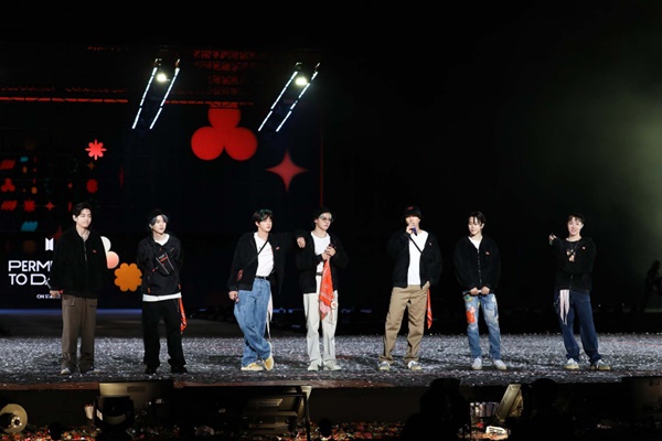 그룹 방탄소년단(BTS)이 지난 10월 24일 온라인 콘서트 'BTS 퍼미션 투 댄스 온 스테이지'(BTS PERMISSION TO DANCE ON STAGE)을 선보이고 있다.(빅히트뮤직 제공)