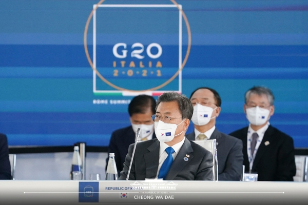 문재인 대통령이 30일(현지시간) 이탈리아 로마 누볼라 컨벤션 센터에서 열린 주요 20개국(G20) 정상회의에 참석하고 있다. (청와대 페이스북) 2021.10.31