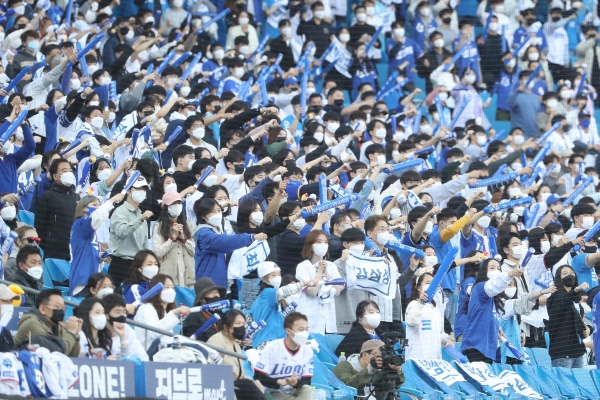 1위 결정전에서 관중석을 50% 메운 삼성 라이온즈 팬들