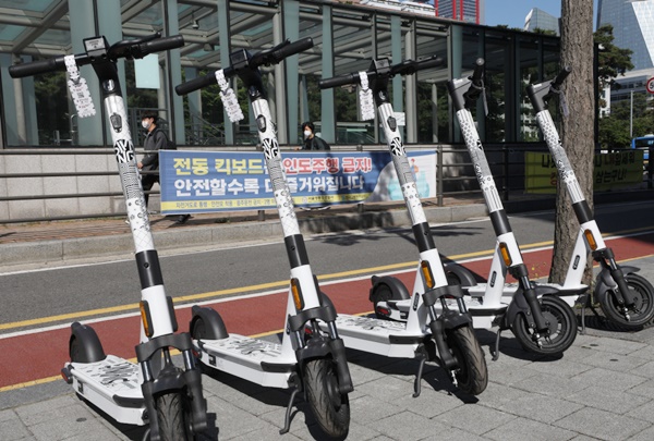 지난 5월 25일 오후 서울 여의도 국회의사당역 인근에 전동 킥보드가 놓여 있는 모습. (기사와 무관)