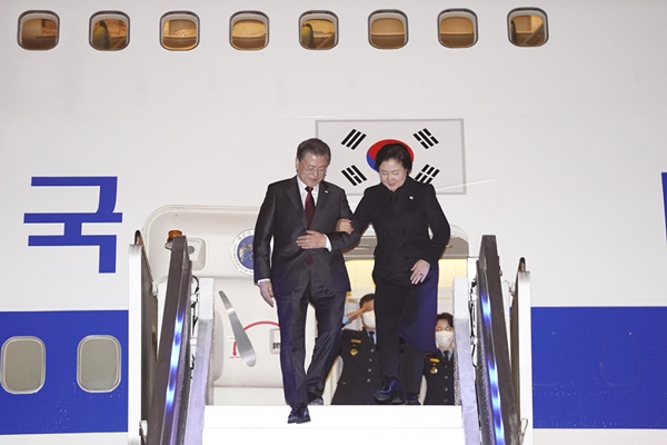 헝가리를 국빈 방문한 문재인 대통령과 김정숙 여사가 지난 2일(현지시각) 헝가리 부다페스트 국제공항에 도착해 공군 1호기에서 내리고 있다. (청와대 제공)
