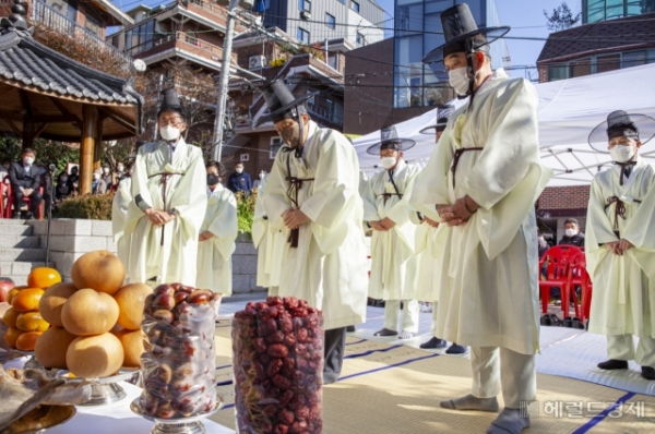 구로구가 12일 주민들의 무사 안녕을 기원하는 ‘가리봉동 측백나무 제례’ 행사를 개최했다. [구로구 제공]