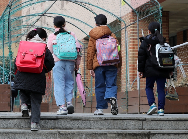 서울 한 초등학교에서 학생들이 등교하고 있다. 2021.11.19