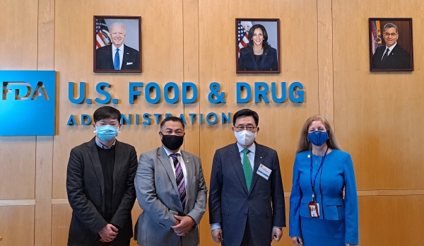 FDA 서부지역본부 방문......한국농수산식품유통공사 김춘진 사장(우측 2번째), 댄 솔리스 부청장(좌측 2번째)