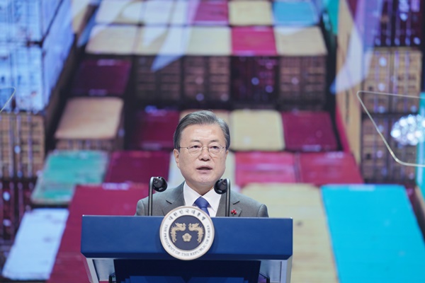 문재인 대통령이 지난 2020년 12월8일 오전 서울 강남구 삼성동 코엑스 아티움에서 열린 제57회 무역의 날 기념식에서 축사를 하고 있다.