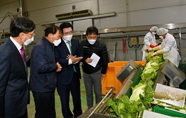 한국농수산식품유통공사 김춘진 사장(우측 2번째), 서안동농협 박영동 조합장(좌측 2번째)