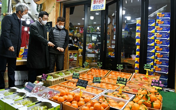 한국농수산식품유통공사 김춘진 사장(좌측 2번째)