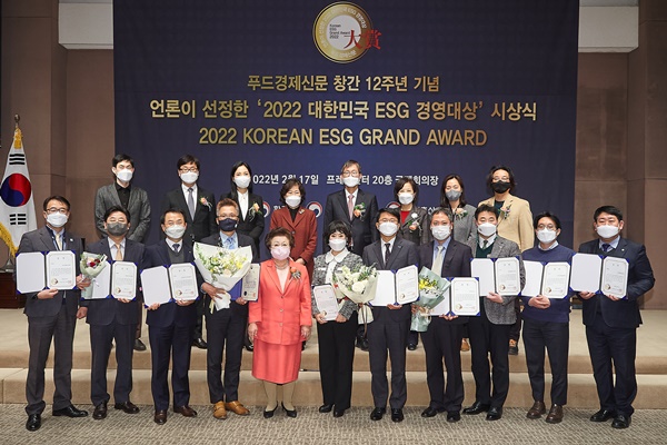 2월 17일 오후 서울 프레스센터 20층 국제회의장에서 열린 푸드경제신문 창간 12주년 기념, 언론이 선정한 ‘2022 대한민국 ESG 경영대상’ 시상식에서 수상자들이 단체 기념촬영을 하고 있다. 
