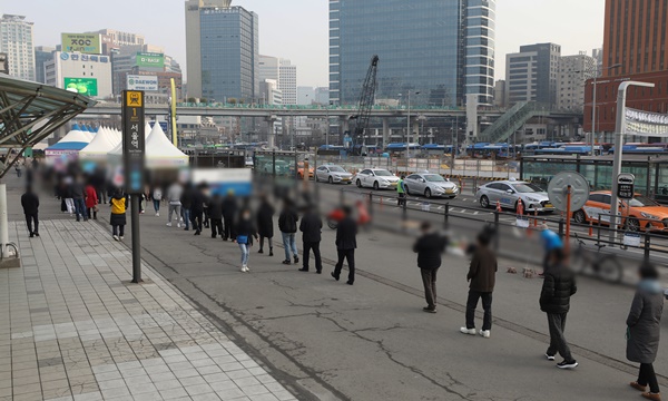 지난 16일 오전 서울역 선별진료소에서 시민들이 신종 코로나바이러스 감염증(코로나19) 신속항원검사를 받기 위해 줄을 서 있다. 