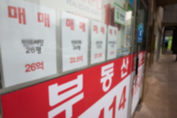 지난 13일 서울시내 한 부동산 중개업소에 매물정보가 붙어 있다.