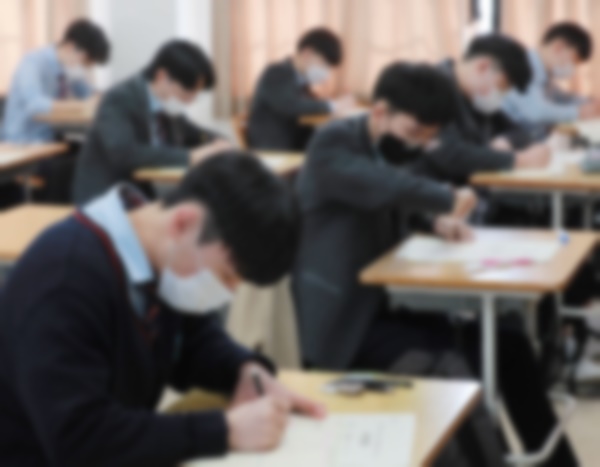 2021학년도 고3 전국연합학력평가가 실시된 2021년 3월25일 전북 전주시의 한 고등학교에서 고3 학생들이 시험을 보고 있다.