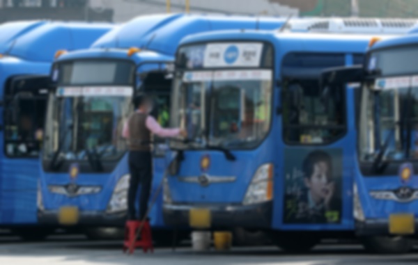 서울 시내 한 버스차고지에 주차돼있는 버스.