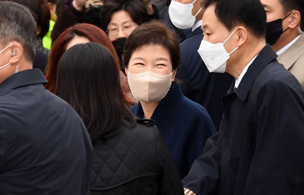박근혜 전 대통령이 24일 오전 서울 강남구 일원동 삼성서울병원에서 퇴원하며 환하게 웃고 있다.
