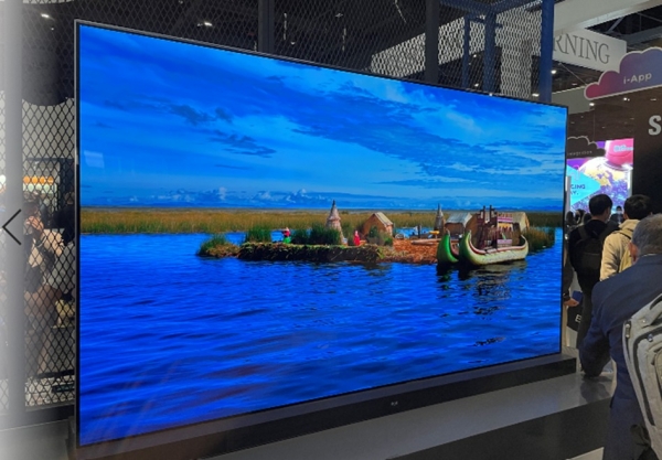 미국 캘리포니아에서 열린 '디스플레이 위크 2022' 전시회에서 BOE가 공개한 95인치 8K 화이트 OLED TV 패널