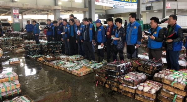 전남 신안군 지도읍에 위치한 신안군수협 송도위판장에서 중매인들의 위판 모습