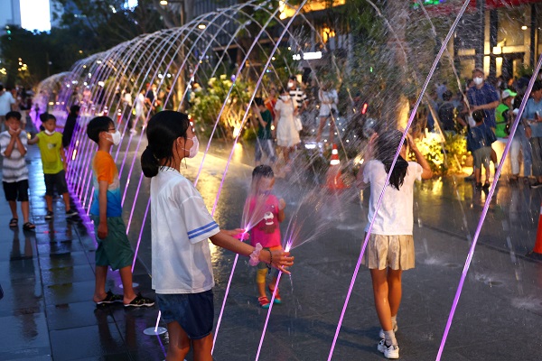 6일 오후 서울 광화문광장 '터널 분수'에서 어린이들이 물놀이를 즐기고 있다. (공동취재)