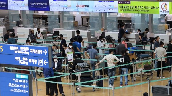 인천국제공항 제1여객터미널 출국장 항공사 카운터가 여행객들로 북적이고 있다. 2022.6.26