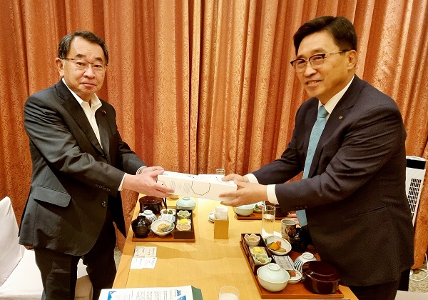 한국농수산식품유통공사 김춘진 사장(우측), 일본 시오노야 류 의원(좌측)