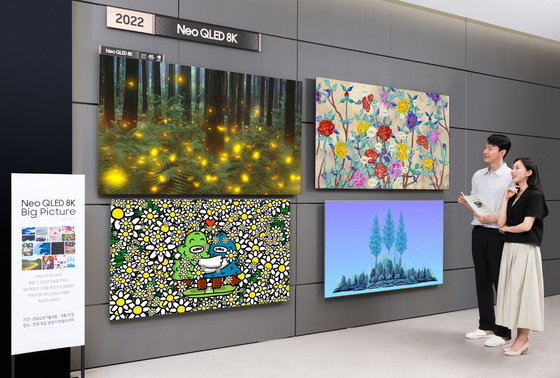 삼성전자 모델이 서울 대치동에 위치한 삼성 디지털프라자 대치본점에서 Neo QLED 8K를 통해 8K 화질의 디지털 작품을 감상하고 있다. (삼성전자 제공)