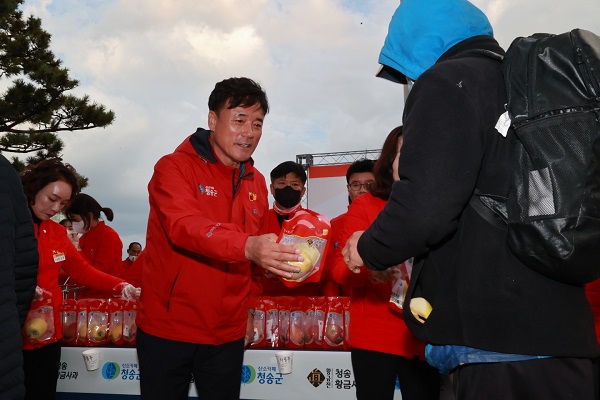 행사에 참여한 윤경희 청송군수가 부산 시민들에게 사과를 나눠주고 있다.