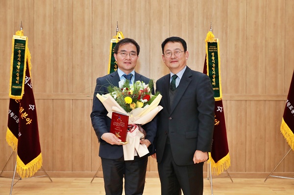왼쪽 임실군농업기술센터 소장 김쌍수, 오른쪽 전북농업기술원장 박동구