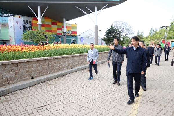 이동환 고양특례시장이 일산호수공원 꽃박람회장을 점검하고 있다.