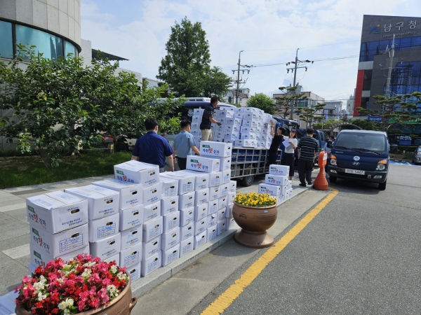 보성군은 9일부터 12일까지 서울, 대구, 울산 등 자매도시 10곳에 지역특산품인 ‘회천 햇감자’를 공급해 상생 교류 활성화를 도모하고 있다.