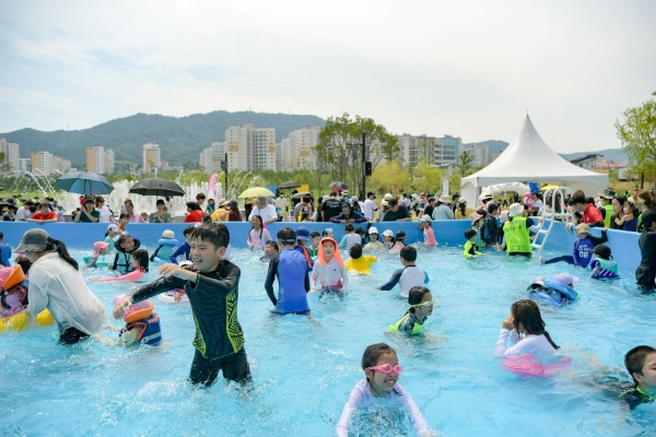 오천 워터아일랜드에서 어린이들이 물놀이를 즐기고 있다.