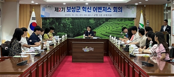 보성군은 21일, 군청 소회의실에서 ‘제2기 보성군 혁신 어벤져스’ 회의를 개최했다.