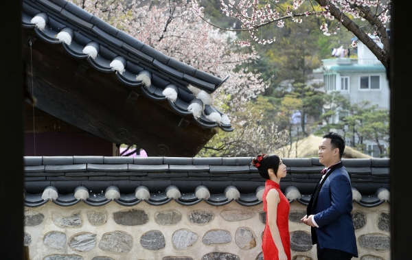 서울 중구 남산골한옥마을에서 외국인 신혼부부가 웨딩 촬영을 하고 있는 모습