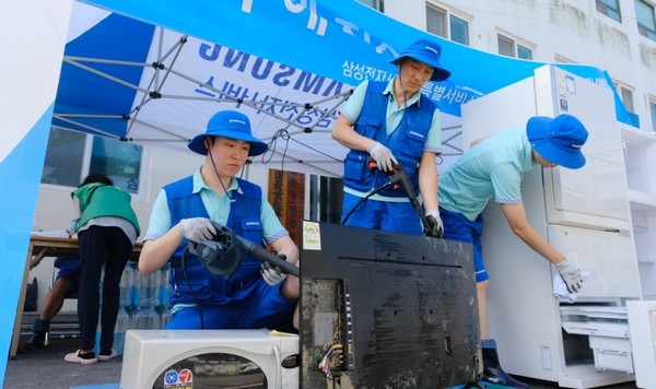 충남 공주에서 삼성전자서비스 임직원이 수해지역 피해 주민들을 위해 가전제품 특별 점검을 진행하는 모습 (삼성전자서비스 제공)