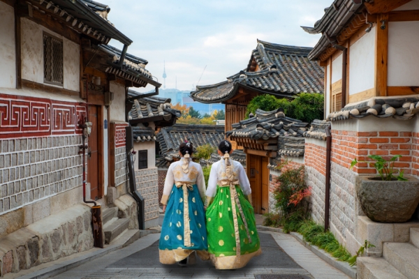 외국인 여행객들이 많이 찾는 서울 관광지 중 하나인 '북촌한옥마을'