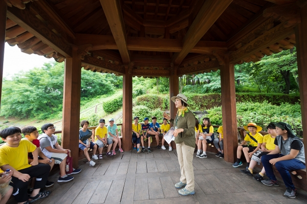 서울 양천구 연의생태공원에서 어린이들이 숲 해설가의 설명을 듣고 있다. (양천구 제공)
