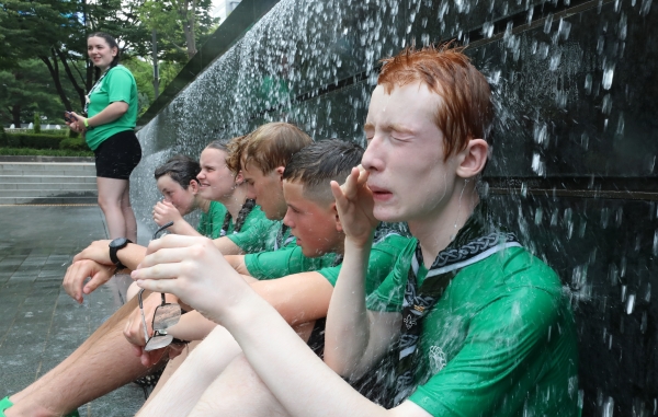 세계잼버리대회에 참가하는 학생들이 물을 맞으며 더위를 식히고 있다. © News1 