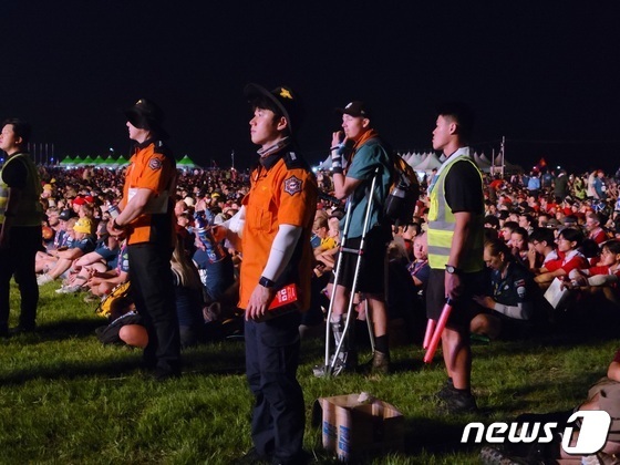2일 오후 전북 부안군 새만금 세계스카우트 잼버리 개영식에서 참가자들이 앉아있는 모습.(전북소방본부 제공)