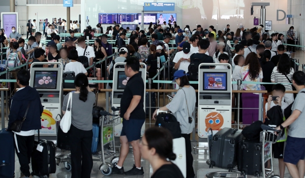 인천국제공항 출국장에서 해외로 떠나는 이용객들이 탑승수속을 밟고 있다.