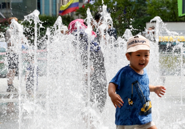 동해안과 제주도를 제외한 전국에 폭염특보가 발효된 15일 서울 광화문광장에서 아이들이 물놀이를 하며 더위를 식히고 있다. 2023.8.15/뉴스1 