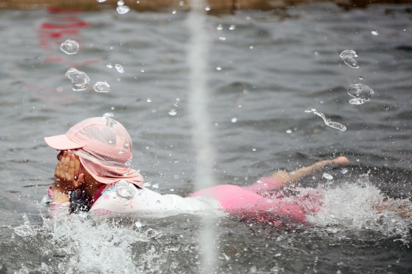 폭염이 기승을 부리는 15일 오후 서울 영등포구 여의도한강공원 물빛광장에서 어린이들이 물놀이를 하며 더위를 식히고 있다. 2023.8.15/뉴스1