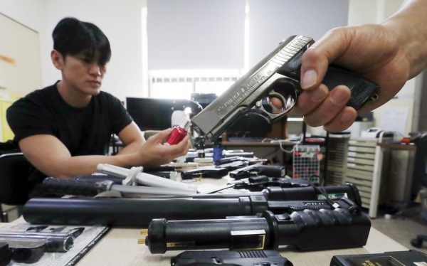 서울 구로구 금융안전관리공사 사무실에서 직원들이 가스총 등 호신용품을 선보이는 모습.  © News1 