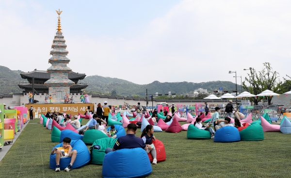 사진 - 코로나19 종식 선언' 후 처음 맞는 주말인 14일 서울 광화문광장을 찾은 시민들이 독서를 하며 즐거운 시간을 보내고 있다.  2023.5.14/뉴스1 